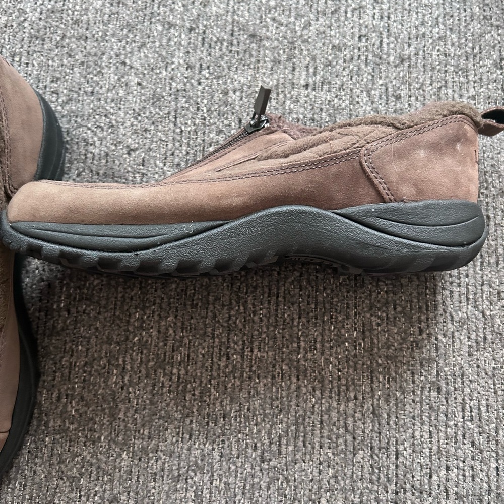 NWT LL Bean Women’s Sz 8.5 wide Primaloft Brown Shoes with zipper - Picture 3 of 7